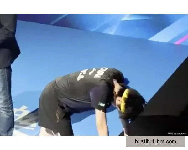 王楚钦赛场拼搏举动感动球迷采访中忽然双手撑地全力以赴