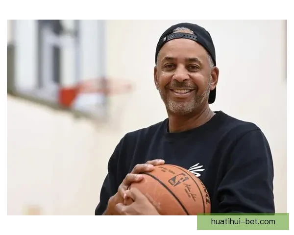 库里晒图致敬父亲球衣退役开创者的球衣永远悬挂球馆穹顶